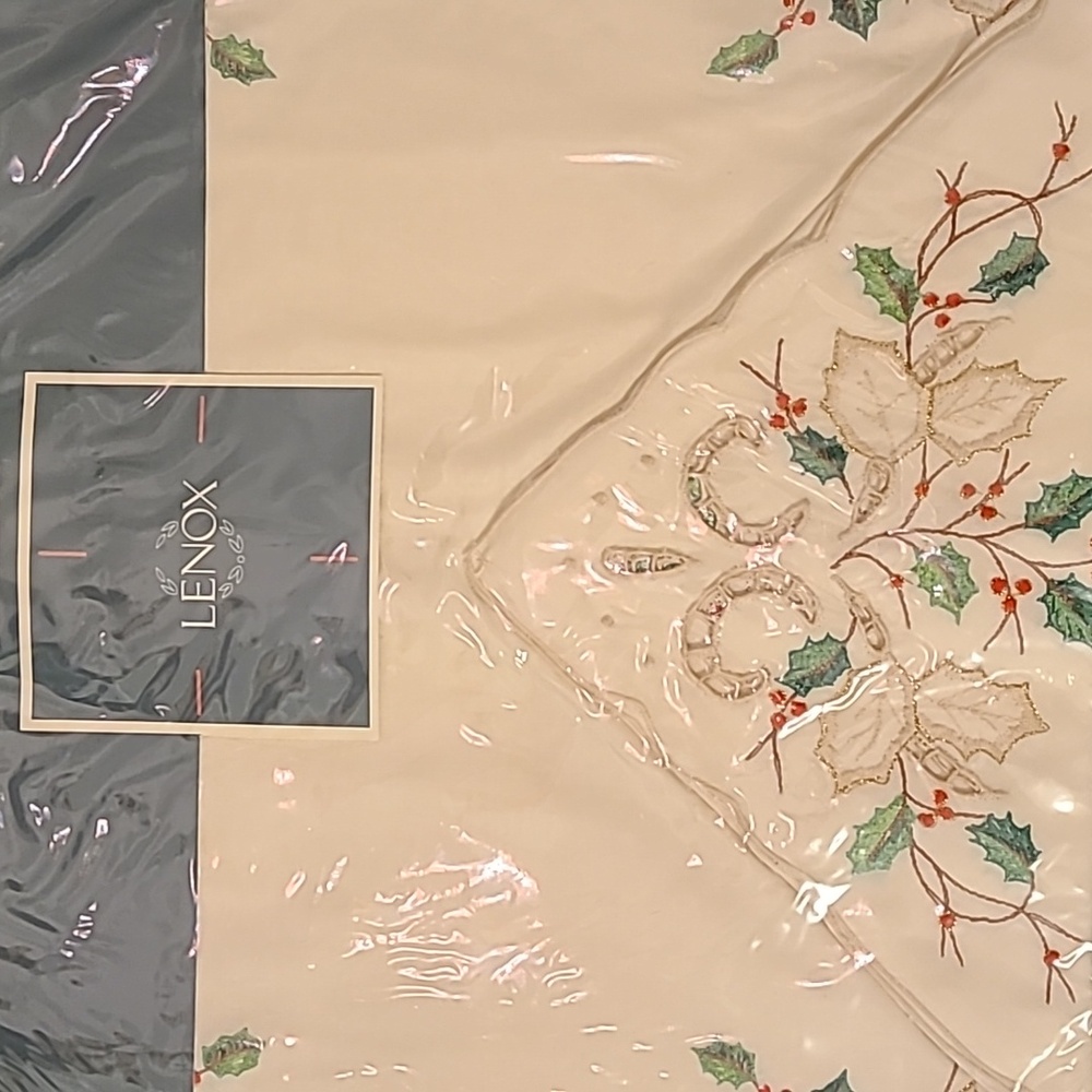 NWT Lenox 2 Each Formal Placemats And Napkins, Holly With Berries Pattern